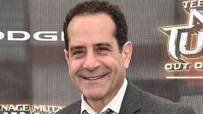 Imagem da notícia Tony Shalhoub é escalado em novo piloto da criadora de Gilmore Girls