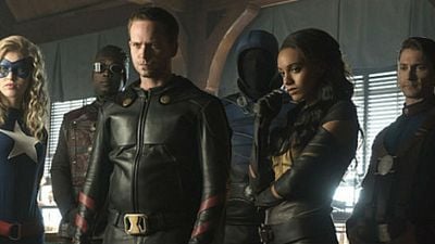 Imagem da notícia Legends of Tomorrow: Novas fotos apresentam a Sociedade da Justiça da América