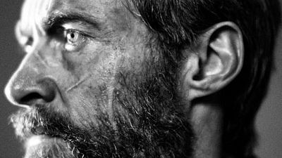 Imagem da notícia Hugh Jackman é um Wolverine barbudo e cheio de cicatrizes em nova foto de Logan