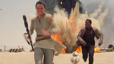 Imagem da notícia Daisy Ridley comenta teorias sobre parentesco de Rey em Star Wars: "Veremos em um ano"