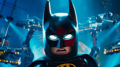 Imagem da notícia Homem-Morcego mostra seus batmóveis em nova imagem de LEGO Batman: O Filme
