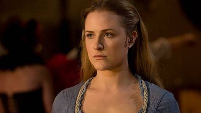 Imagem da notícia Westworld: Evan Rachel Wood e os produtores Jonathan Nolan e Lisa Joy repercutem cena de sexo coletivo