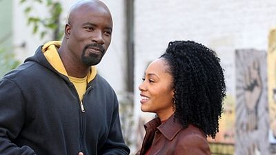 Os Defensores: Mike Colter e Simone Missick surgem em novas fotos das filmagens