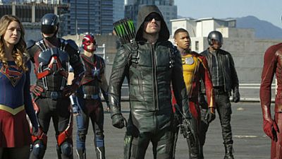 Imagem da notícia Veja muitas fotos e cena inédita do crossover entre The Flash, Arrow, Supergirl e Legends of Tomorrow