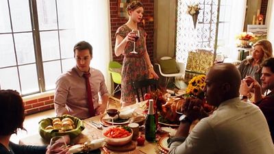 Imagem da notícia Portal entre Terras interrompe Ação de Graças dos Danvers no teaser do próximo episódio de Supergirl