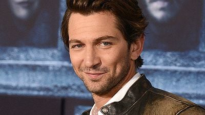 Imagem da notícia Guernsey: Michiel Huisman, de Game of Thrones, fará cinebiografia ao lado de Lily James