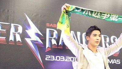 Imagem da notícia Comic Con Experience 2016: Ator de Power Rangers homenageia Chapecoense durante entrevista