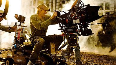 Imagem da notícia Michael Bay explica por que jamais vai dirigir um filme da Marvel ou DC: "Prefiro criar meu próprio universo"