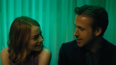 Imagem da notícia Emma Stone e Ryan Gosling soltam a voz em cena de La La Land - Cantando Estações