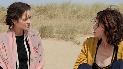 Imagem da notícia Marion Cotillard e Charlotte Gainsbourg pegam uma praia na primeira foto de Les Fantômes d'Ismaël