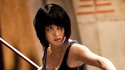 Imagem da notícia Foto dos bastidores revela que personagens de Charlie Day e Rinko Kikuchi reaparecerão em Círculo de Fogo 2