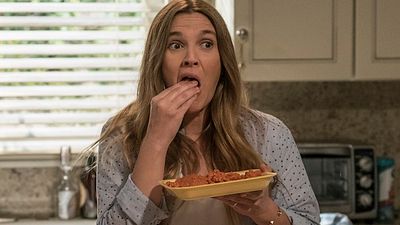 Imagem da notícia Santa Clarita Diet: Nova comédia da Netflix ganha trailer sangrento e cartaz