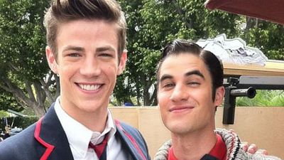 Imagem da notícia Virou reunião de Glee! Darren Criss será o vilão do crossover de The Flash e Supergirl