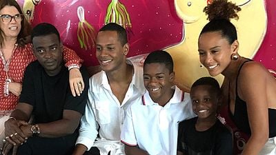 Imagem da notícia Seu Jorge e Taís Araújo celebram e se emocionam na apresentação do elenco de Pixinguinha - Um Homem Carinhoso