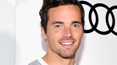 Imagem da notícia Thin Ice: Ian Harding entra para o elenco de piloto de comédia da Fox