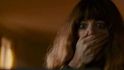 Imagem da notícia Anne Hathaway está conectada com um monstro gigante no trailer de Colossal
