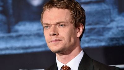 Imagem da notícia Predador escala ator de Game of Thrones