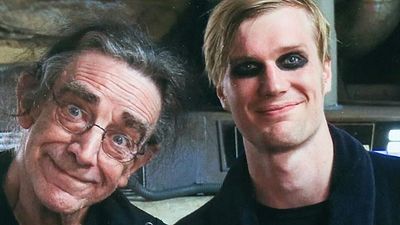 Imagem da notícia Star Wars: Ator que vai interpretar Chewbacca quer "deixar Peter Mayhew orgulhoso"
