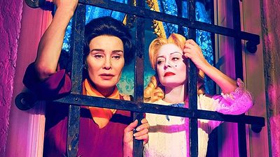 Imagem da notícia Feud: Ryan Murphy discute etarismo em Hollywood e a importância de mostrar o lado sexual de Bette e Joan
