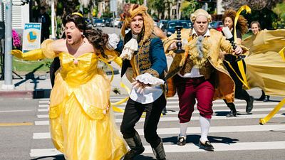Imagem da notícia Luke Evans, Josh Gad, Dan Stevens e James Corden recriam A Bela e a Fera no meio da rua