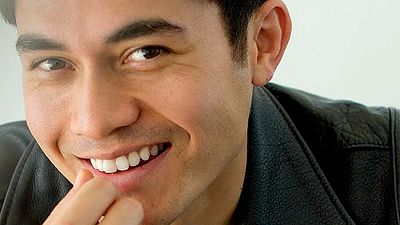 Imagem da notícia Crazy Rich Asians escala novato como protagonista