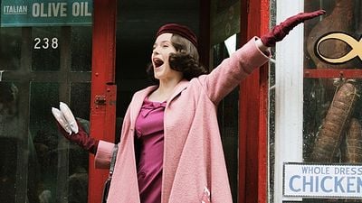 The Marvelous Mrs. Maisel, nova série de Amy Sherman-Palladino, é renovada para duas temporadas na Amazon