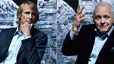 Imagem da notícia Após trabalhar em Transformers: O Último Cavaleiro, Anthony Hopkins chama Michael Bay de "gênio"