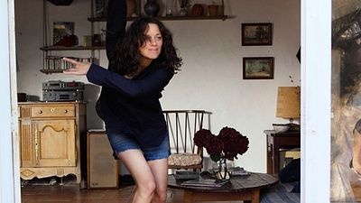 Imagem da notícia Festival de Cannes 2017: Marion Cotillard volta dos mortos no trailer de Ismael’s Ghosts