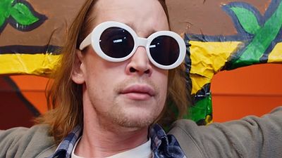 Imagem da notícia Macaulay Culkin interpreta um Kurt Cobain crucificado por Ronald McDonald em videoclipe