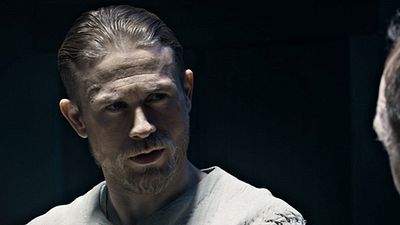 Imagem da notícia AdoroCinema leva leitores para encontro com Charlie Hunnam, de Rei Arthur - A Lenda da Espada. Participe!