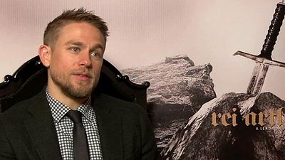 Imagem da notícia Charlie Hunnam fala sobre Rei Arthur - A Lenda da Espada, James Bond e efeitos especiais (Entrevista exclusiva)