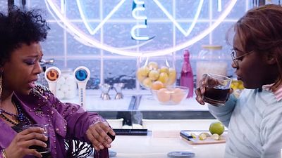 Imagem da notícia Orange Is the New Black Mirror: Netflix reúne suas duas séries em vídeo com final feliz