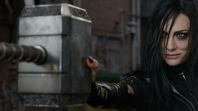 Imagem da notícia Mjölnir do Thor surge intacto em foto de bastidores de Vingadores: Guerra Infinita 
