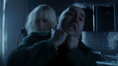 Imagem da notícia Charlize Theron samba na cara dos inimigos em clipe inédito de Atômica