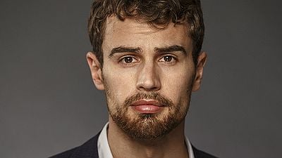 Imagem da notícia Netflix escala Theo James, da Série Divergente, no thriller apocalíptico How It Ends