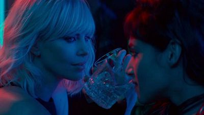 Imagem da notícia Atômica: Nova cena traz Charlize Theron e Sofia Boutella em clima de sedução 