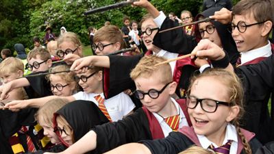 Fãs se vestem de Harry Potter para celebrar 20 anos da saga e batem recorde