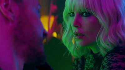 Imagem da notícia Atômica: Charlize Theron não confia em ninguém em novo trailer cheio de ação