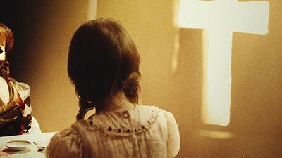 Imagem da notícia Brincadeira de criança ganha tom sombrio em novo pôster de Annabelle 2: A Criação do Mal