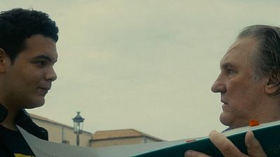 Imagem da notícia Gérard Depardieu lida com a ignorância da juventude em cena de Tour de France (Exclusivo)