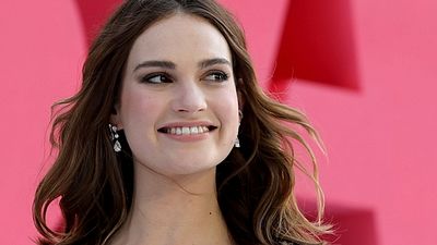 Imagem da notícia Lily James vai interpretar versão jovem da personagem de Meryl Streep em sequência de Mamma Mia