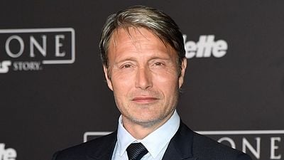 Imagem da notícia Mads Mikkelsen negocia papel de vilão em Chaos Walking, estrelado por Tom Holland e Daisy Ridley