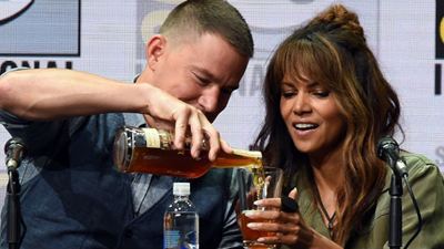 Comic-Con 2017: Halle Berry encara desafio de bebida durante painel de Kingsman - O Círculo Dourado