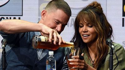Imagem da notícia Comic-Con 2017: Halle Berry encara desafio de bebida durante painel de Kingsman - O Círculo Dourado