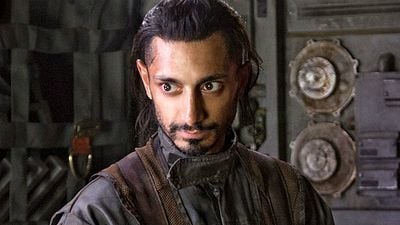 Imagem da notícia Venom: Riz Ahmed negocia para estrelar filme com Tom Hardy