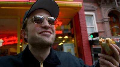 Imagem da notícia Robert Pattinson está em busca do cachorro-quente perfeito em novo curta-metragem; assista