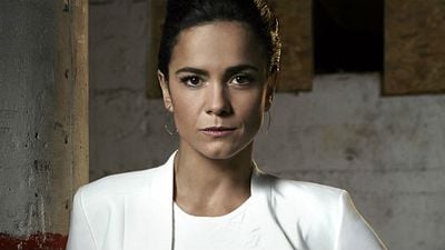 Imagem da notícia Queen of the South: Série estrelada por Alice Braga é renovada para terceira temporada