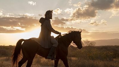 Imagem da notícia Festival de Gramado 2017: O Matador, da Netflix, abre mostra competitiva com recepção fria