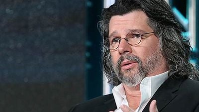 Imagem da notícia Outlander: Criador Ronald D. Moore promete volta de cenas quentes e 3ª temporada bem diferente (Entrevista exclusiva)