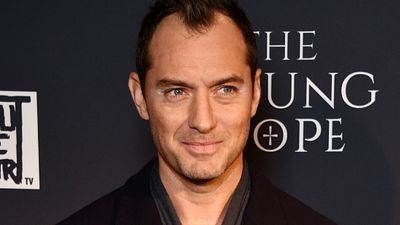 Imagem da notícia Jude Law pode protagonizar novo filme da diretora de The Handmaid's Tale
